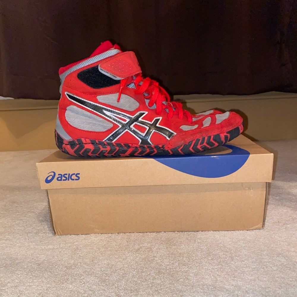 ASICS Aggressors size 10.